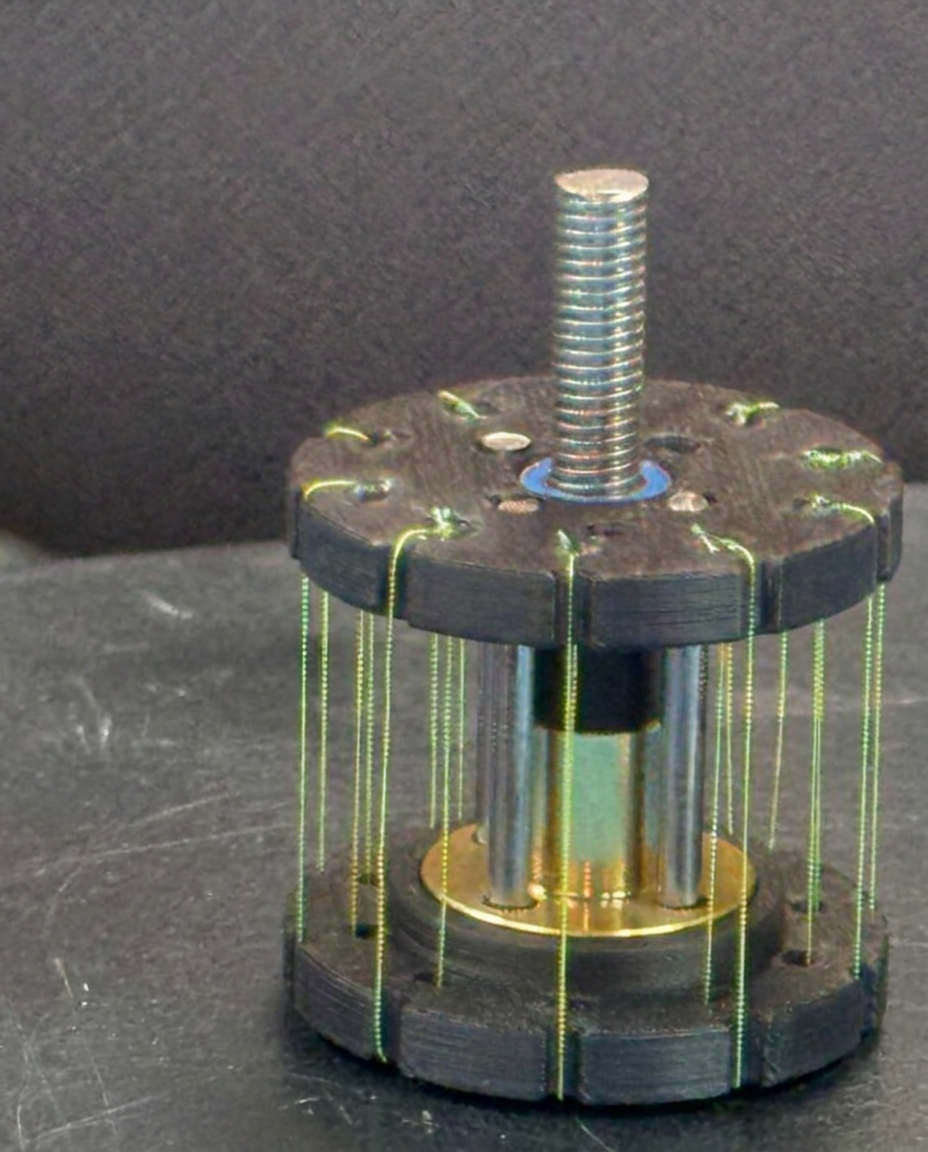 Cable tensioner strung with ribbon filaments on the test bench