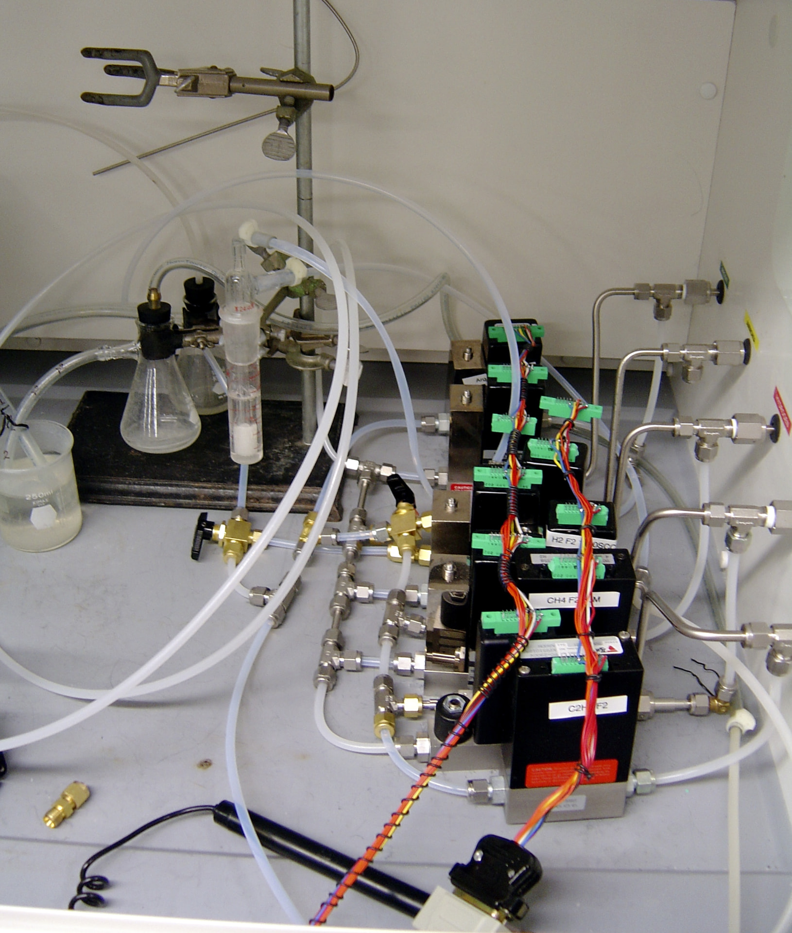 Gas-handling manifold and glassware used for nanotube synthesis